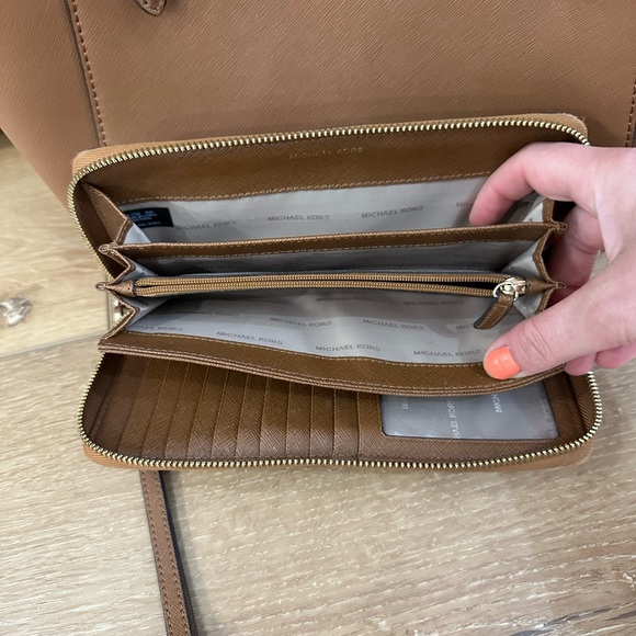 MICHAEL KORS BAG AND LARGE WALLET- BROWN - Picture 5 of 9